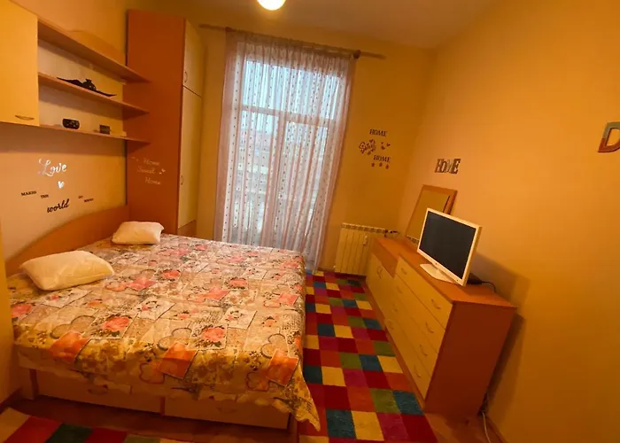 Fantastic 2 Bedroom Apartment - Top Center